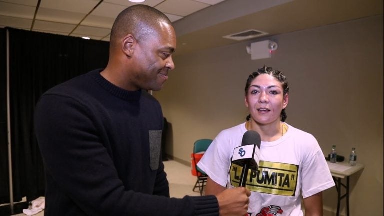 La jujeña Brenda Carabajal, campeona mundial, entrevistada por la TV norteamericana minutos después de consagrarse campeona mundial.