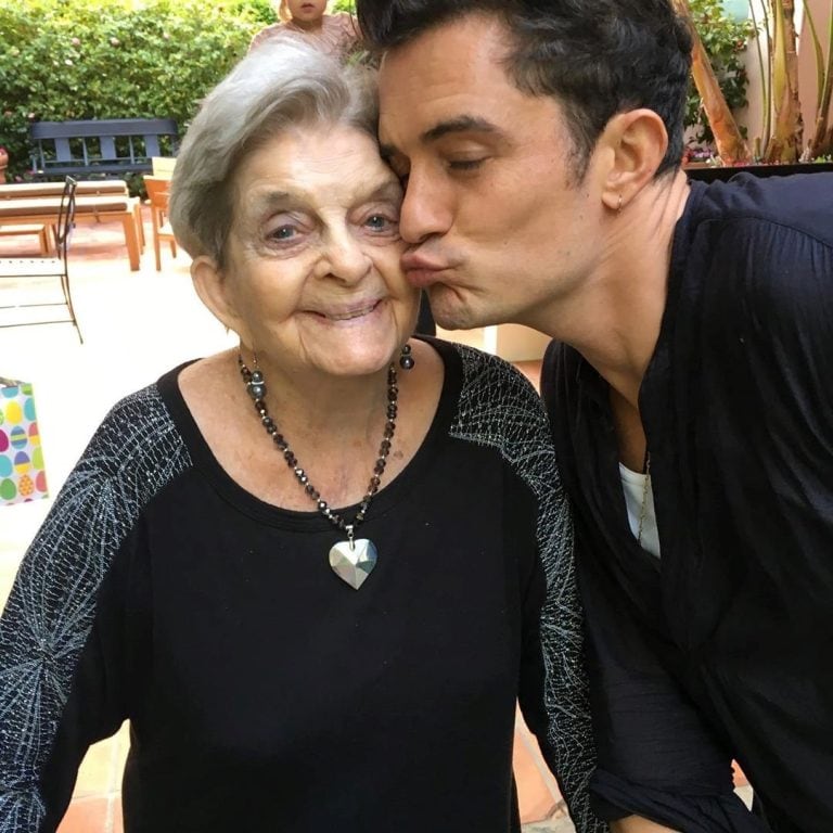 La abuela de Katy Perry junto a la pareja de la cantante Orlando Bloom (Instagram/@katyperry)