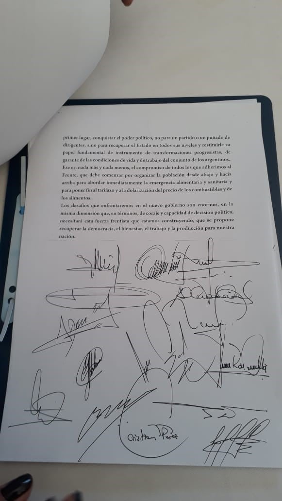 Firma de documento adhiriendo a la formula Fernández-Fernández