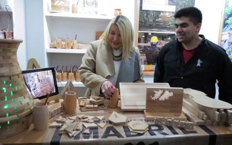 La gobernadora de Tierra del Fuego visitando el stand fueguino