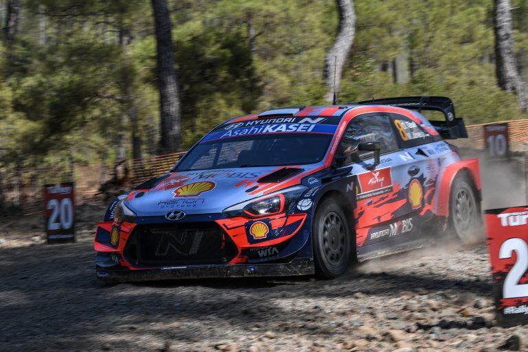 El estonio Tanak y su navegante y compatriota Martin Järveoja, en acción durante el shakedown. El binomio de Hyundai viene de ganar en su país.