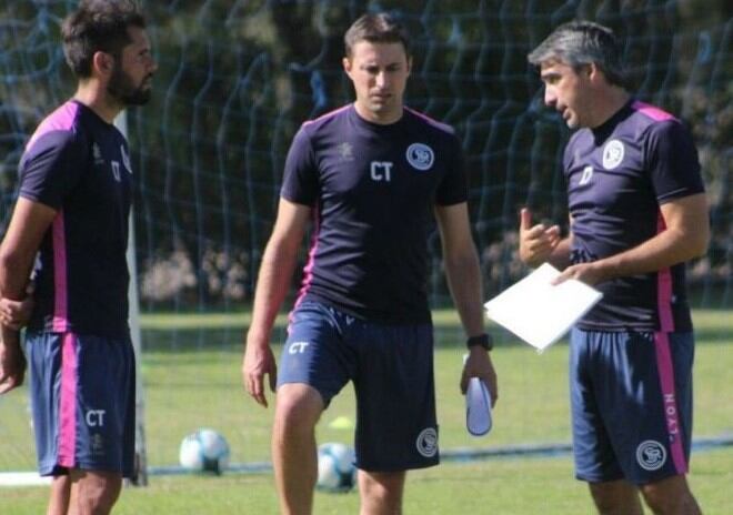 Luciano Theiler junto al cuerpo técnico en la práctica de Independiente Rivadavia.