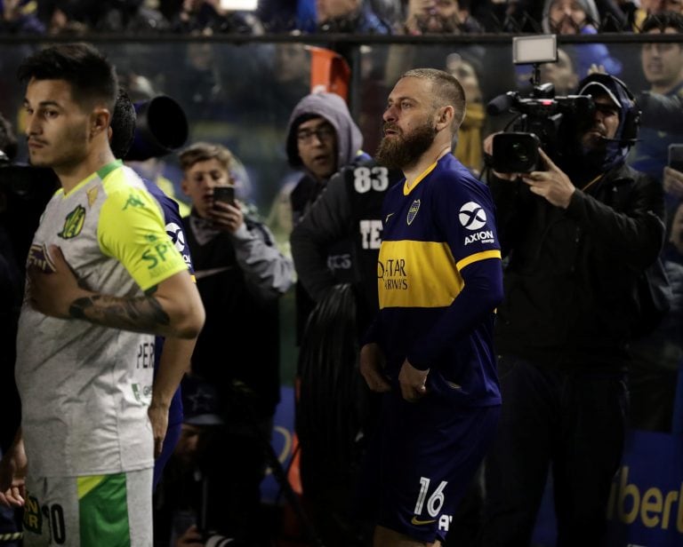 El mediocampista italiano Daniele De Rossi  ingresa al campo de juego de La Bombonera por primera vez para disputar un partido oficial, en la Superliga. (Photo by ALEJANDRO PAGNI / AFP)