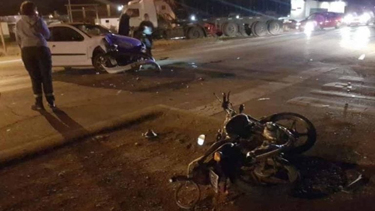 Un motociclista herido tras chocar contar un auto