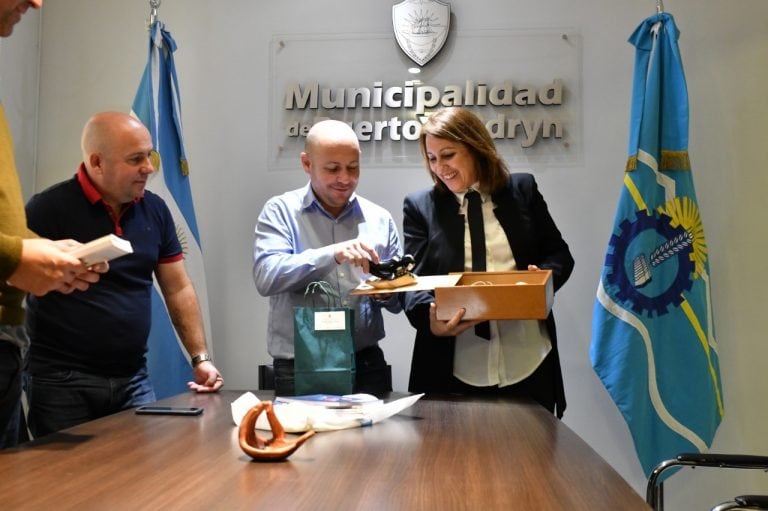 Ricardo Sastre con Mónica Fein (Foto: Municipalidad de Puerto Madryn).