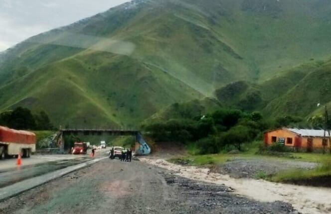 Las fuertes lluvias pueden provocar el desborde de arroyo y el anegamiento de la cinta asfáltica, con el peligro que ello implica, por lo que el Observatorio Vial recomendó circular con precaución este fin de semana por las rutas jujeñas.