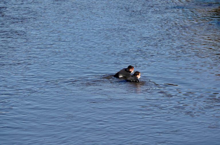 Asesinato en Morón. Rastrillaje el Río Luján (Clarín)