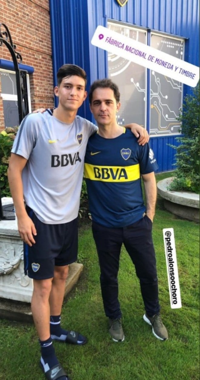 El actor epañol que interpreta a Berlín se sacó fotos con los jugadores de Boca. (Foto Instagram)