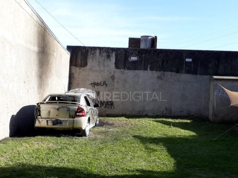 Auto quemado en la ciudad de Santa Fe. (Aire Digital)