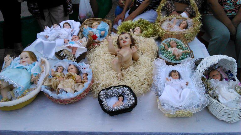 Las tiernas imágenes del Niño Jesús que los grupos de adoradores y las familias jujeñas, acercan hasta la Catedral para el día del Encuentro de Pesebres.