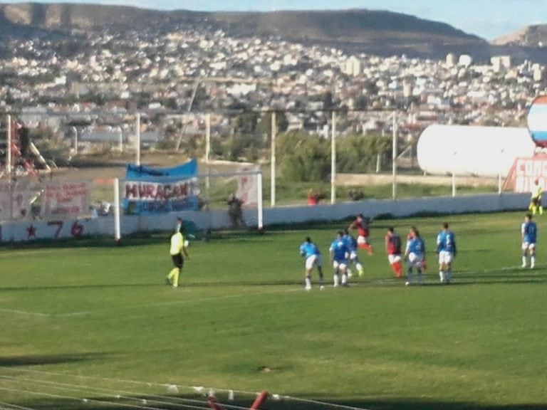 Uno de los penales en el clásico Newbery-Huracán. Foto Juan Manuel Molina