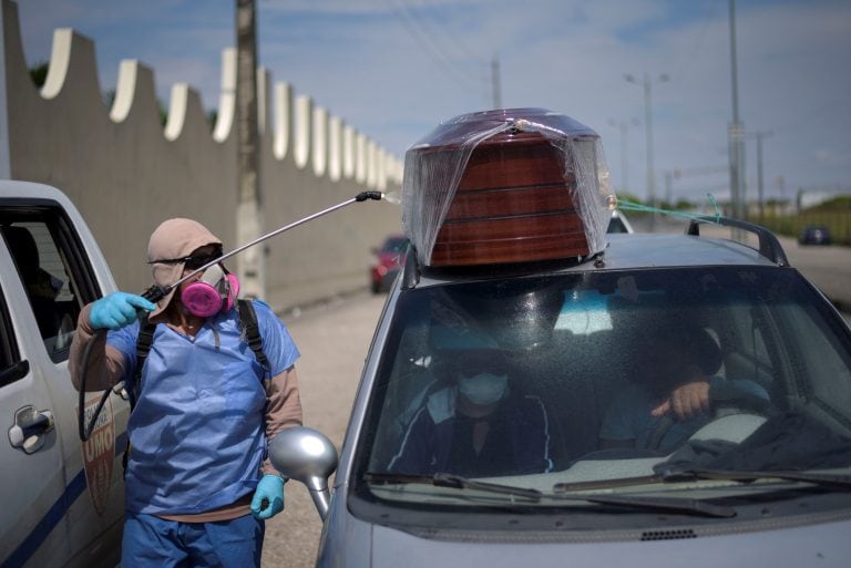 La mayoría de las funerarias suspendieron sus actividades en Guayaquil. (REUTERS)