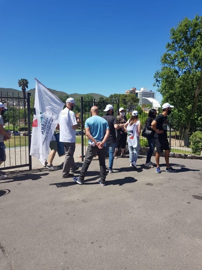 Trabajadores de Cet unidos por una misma causa: retomar sus actividades para poder cobrar el cien por ciento de sus suldos.