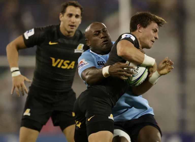 Argentina's Jaguares half scrum Gonzalo Bertranou (R) tries to escape from Australia's Waratahs prop Kalivati Tawake during the Super Rugby match at the Jose Amalfitani stadium in Buenos Aires, on March 10, 2018. / AFP PHOTO / Alejandro PAGNI