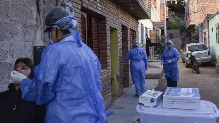 Los agentes de control del COE Jujuy realizan testeos en busca de coronavirus en los barrios donde viven los pacientes diagnosticados el martes último.