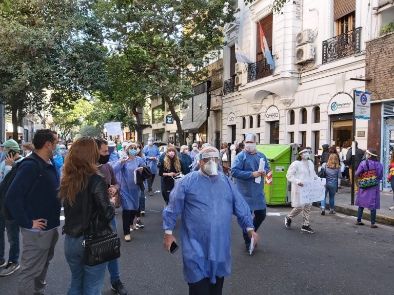 Los odontólogos autoconvocados marcharon hasta la sede del colegio profesional. (@anoticiados)