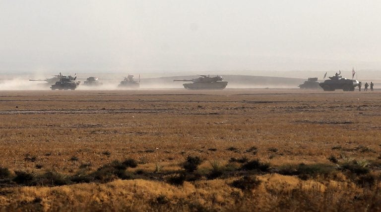 TOPSHOT - Iraqi forces deploy in the area of al-Shourah, some 45 kms south of Mosul, as they advance towards the city to retake it from the Islamic State (IS) group jihadists, on October 17, 2016.
Iraqi Prime Minister Haider al-Abadi announced earlier in 