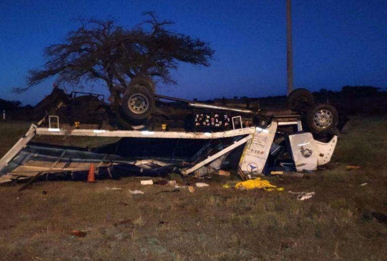 Un camionero se quedó dormido y chocó a otro.