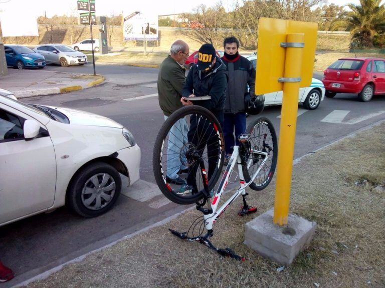 Traición de amigo. La bicicleta era robada.