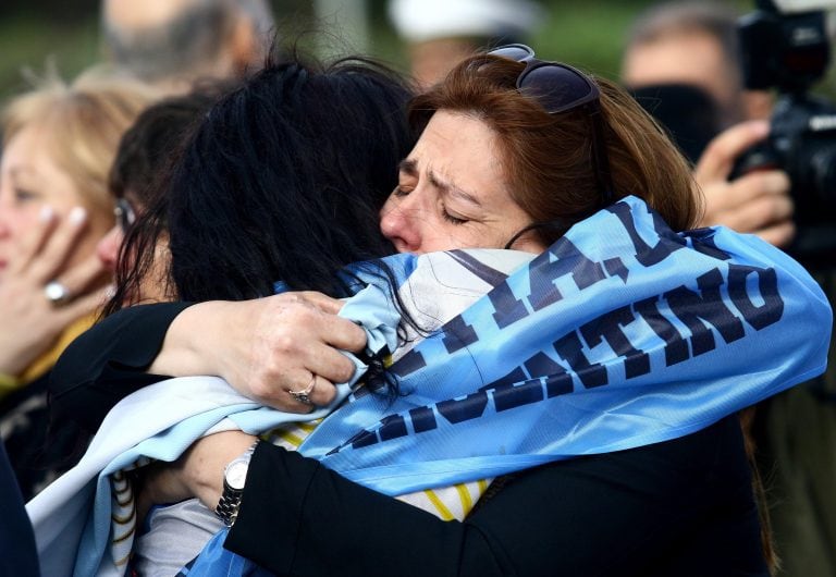 Familiares y amigos de tripulantes del submarino argentino ARA San Juan asisten hoy, jueves 15 de noviembre de 2018, a un homenaje al cumplirse un año de su desaparición, en Mar del Plata (Argentina).