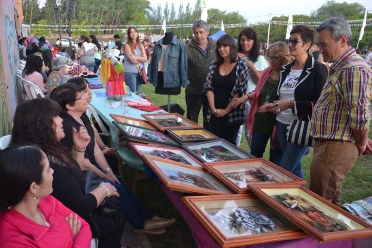 El intendente y la secretaria de Cultura, visitando los stands (Gobierno de La Pampa)