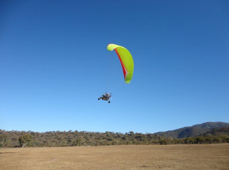 Volar en los cielos de los Valles de Jujuy no es sólo privilegio de las aves.