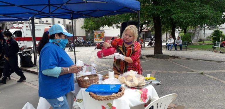 Vecinas oranenses dieron el desayuno a abuelos que fueron a cobrar (Facebok La Diez Orán)