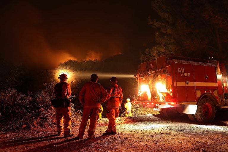 Bomberos observan las llamas (crédito: AFP).