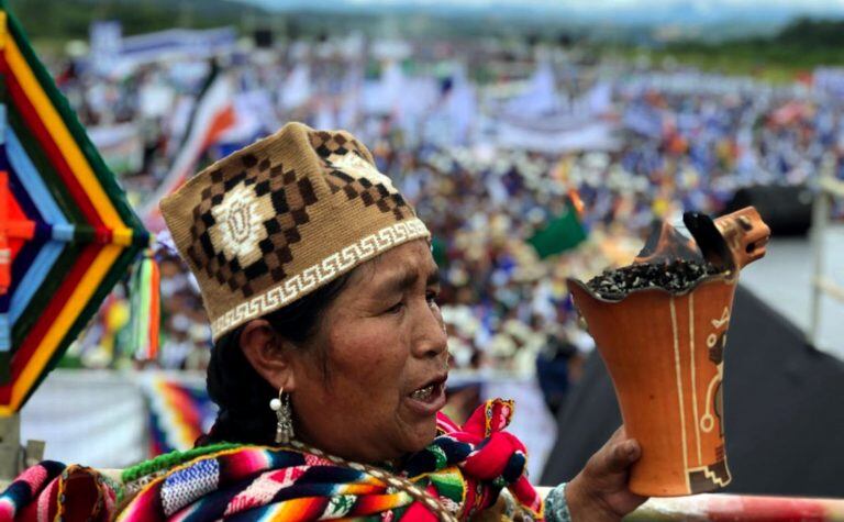 Una mujer indígena boliviana realiza un ritual durante el lanzamiento de la campaña del presidente Evo Morales para su reelección, en Chimore, departamento  Cochabamba, Bolivia. (Photo by Freddy ZARCO / Bolivian Presidency / AFP)