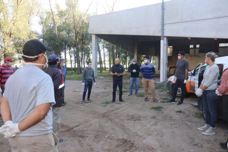 El intendente Daniel Gómez Gesteira participa del reparto en los diferentes barrios. (Foto: Municipal).