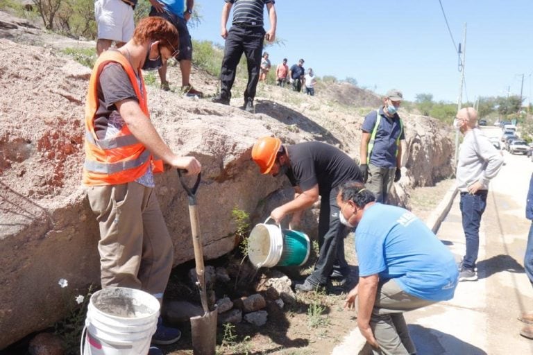 "Queremos cambiar esa lógica de pensar que los caminos no son de nadie y se pueden utilizar como basurales", afirmó la Arq. Mónica Martínez, Directora de Ambiente del Municipio carlospacense.