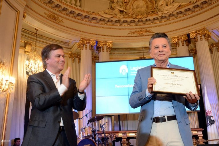 "Palito" Ortega, al ser nombrado Personalidad Destacada de la Cultura de Buenos Aires en un acto celebrado en el parlamento porteño. Crédito: EFE/Carolina Rocha/Cortesía Legislatura de Buenos Aires.