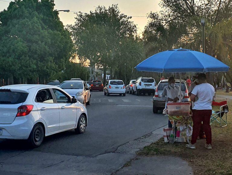 Los sabrosos y tan recomendados "pastelitos" a la vera de la costanera carlospacense. (Foto: VíaCarlosPaz).