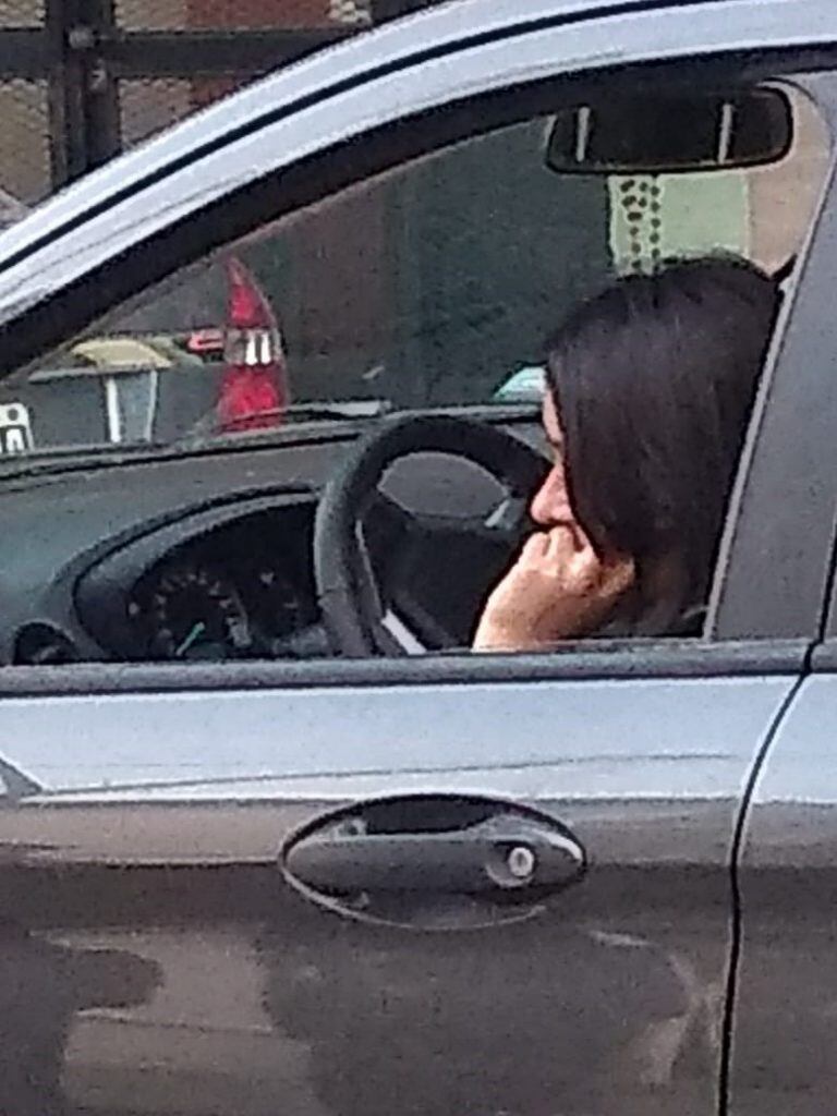 La joven se negaba a bajar del auto.