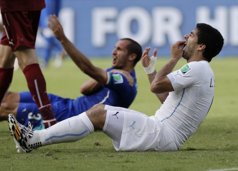 Luis Suárez no pudo completar su participación en Brasil 2014 por morder al italiano Giorgio Chiellini durante el partido entre Uruguay e Italia, válido por la fase de grupos.. (AP Photo/Ricardo Mazalan, File)