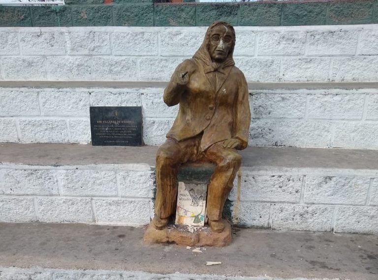 Vandalismo: dos niños fueron demorados en la comisaría por dañar la estatua de Emilia D'Ambra.