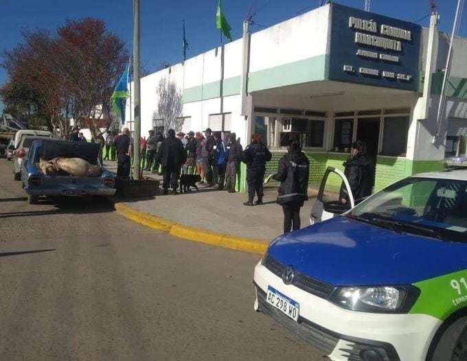 Fuentes policiales indicaron que el episodio se registró en la rotonda de acceso a la localidad.