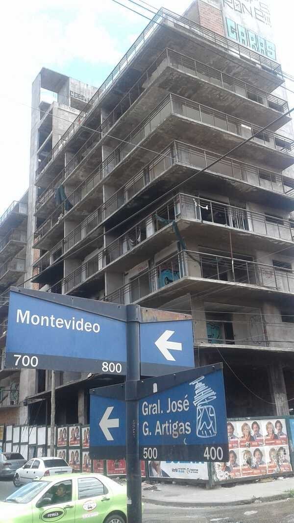 Edificio abandonado en construcción