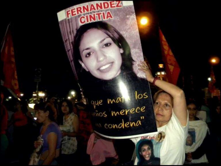 Ana Fernández junto a la foto de su hija, Cinthia (Web)