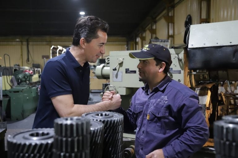 Manuel Calvo recorriendo la planta de Pauny.