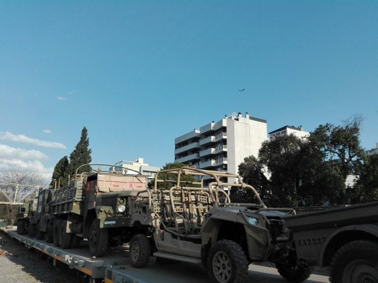 La carga de vehículos (Unimog, UTV, Mercedes G y REO M-35, entre otros) se realizó bajo un estricto operativo de seguridad. También se emplea un importante dispositivo de escolta del transporte.