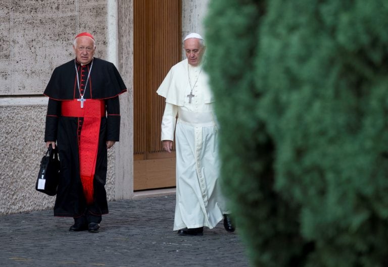 Ezzati, de 77 años, presentó su dimisión hace dos años, cuando alcanzó la edad de jubilación obligatoria de 75 años, pero Francisco lo mantuvo en su cargo (Foto: EFE/EPA/Giuseppe Lami)