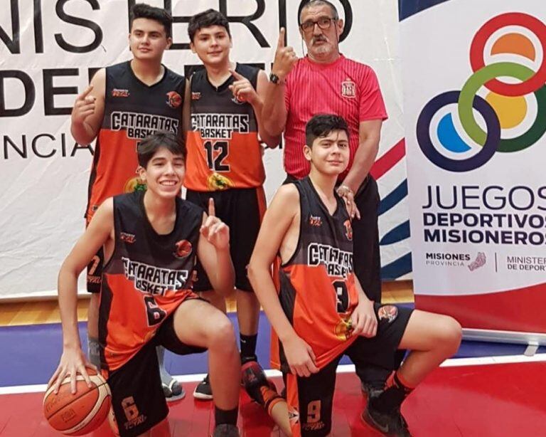 El técnico de Cataratas Básquet, Ricardo "Huevo" Martínez, con sus dirigidos rumbo a Mar del Plata. (Ctaratas Básquet)