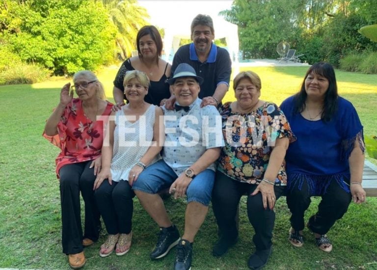 Diego Maradona junto a sus hermanos (Foto: Teleshow)