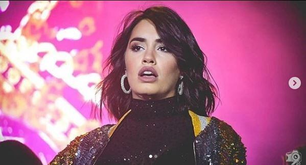 Lali Espósito publicó dos fotos en las redes sociales y realizó una encuesta entre sus seguidores