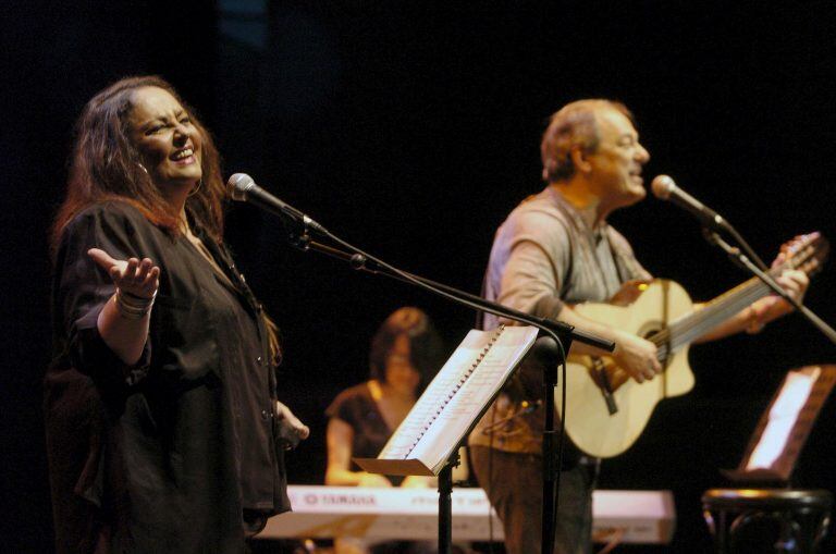 Fotografía de archivo fechada el 23/07/08 en la que se ve a la cantante Maria Creuza y el cantautor Toquinho, durante una recordada actuación en el XI Festival Internacional de Jazz de San Javier, Murcia (España). Ambos artistas brasileños suelen recorrer el mundo deleitando al público con el encanto de la bossa nova. EFE / Juan Francisco Moreno.