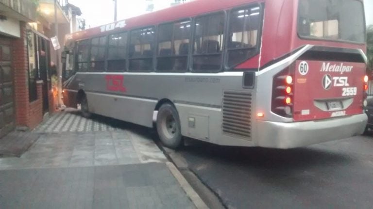 Colectivo frenó en la puerta de una casa