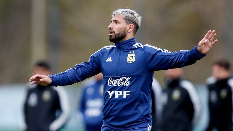 El "Kun" se entrena bajo las órdenes de Scaloni en el predio de la AFA en Ezeiza. (AP)