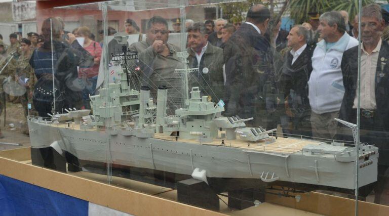 La maqueta del Crucero, donada al Centro de Veteranos (Vía Santa Rosa)