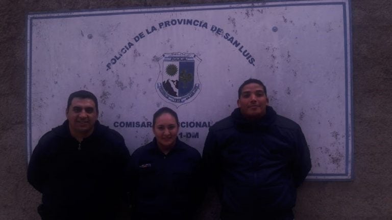 Inspector Franco Aballay y los auxiliares de Policía Héctor y Brenda Díaz no dudaron en asistir a la joven.